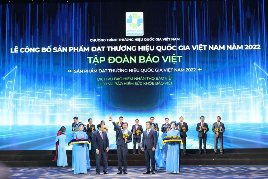 TGĐ Phạm Ngọc Sơn – Tổng Công ty Bảo Việt Nhân thọ đại diện tập đoàn Bảo Việt nhận chứng nhận Thương hiệu Quốc gia năm 2022.