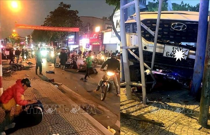 Hiện trường vụ tai nạn liên hoàn khiến 5 người thương vong tại khu vực cây xăng chợ Rừng, thị xã Quảng Yên (Quảng Ninh). (Ảnh: TTXVN phát)
