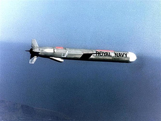 Tên lửa Tomahawk của Hải quân Hoàng gia Anh được phóng từ một địa điểm bí mật. (Ảnh: AFP/TTXVN)