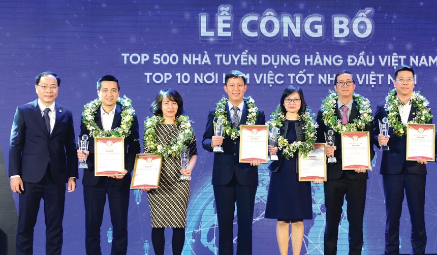 Ban tổ chức trao cúp và chứng nhận cho đại diện 10 doanh nghiệp lọt Top 10 nơi làm việc tốt nhất Việt Nam năm 2022.