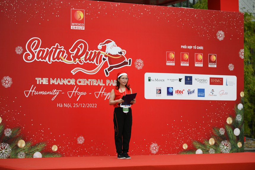 Bà Nguyễn Thị Thu Hà, Trưởng Ban tổ chức xúc động chia sẻ về mong muốn của Santa Run “thắp sáng” lên những điều kỳ diệu cho các em nhỏ khó khăn.
