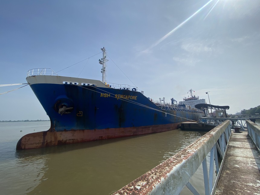 Tàu NSH Singapore chở lô hàng xăng Ron 95 nhập khẩu với số lượng 8.100m3 từ Malaysia cập cảng Tổng kho Xăng dầu Nam Sông Hậu - Trà Nóc.