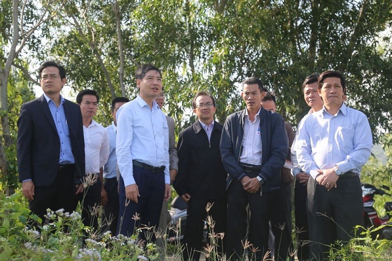 Ông Tạ Anh Tuấn, Chủ tịch UBND tỉnh Phú Yên (thứ 2 từ trái sang, hàng ngoài) tại buổi kiểm tra thực địa Dự án Cao tốc tại huyện Tuy An ngày 24/10. Ảnh: Ngọc Hoàng.