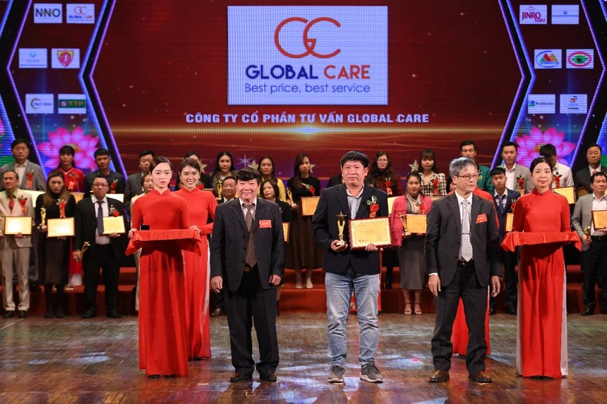 Ông Đinh Quốc Đại - Thành viên HĐQT kiêm Giám đốc Global Care lên nhận giải thưởng “Top 10 Doanh Nghiệp Xuất Sắc Đất Việt Năm 2022”.