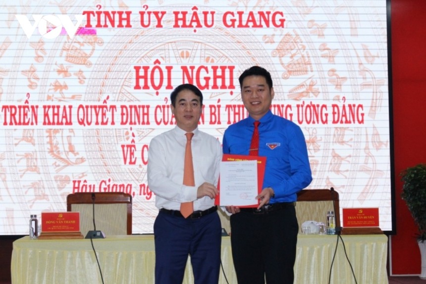 Ông Bùi Hữu Lộc- Bí thư Tỉnh đoàn Hậu Giang (áo xanh) được chỉ định tham gia Ban Chấp hành Đảng bộ tỉnh nhiệm kỳ 2020-2025.