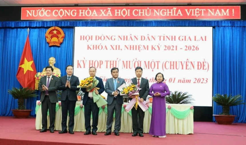 Thường trực HĐND tỉnh Gia Lai tặng hoa chúc mừng 2 tân Phó Chủ tịch UBND tỉnh.