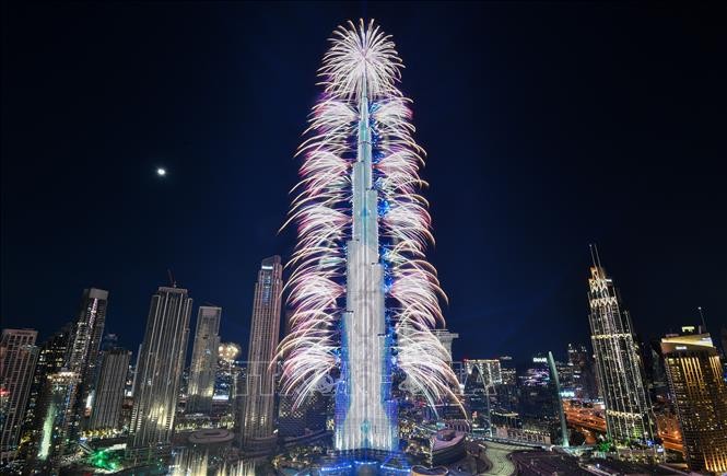 Màn trình diễn pháo hoa đón Năm mới tại tháp Burj Khalifa ở Dubai, UAE, ngày 31/12/2022. Ảnh: AFP/TTXVN.