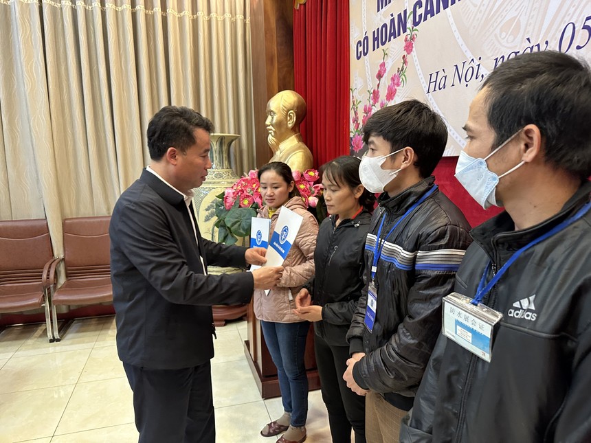Tổng Giám đốc Nguyễn Thế Mạnh trao quà.
