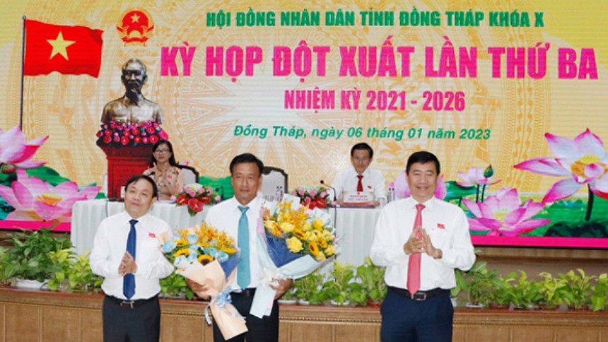 Lãnh đạo tỉnh Đồng Tháp tặng hoa chúc mừng ông Nguyễn Phước Thiện.