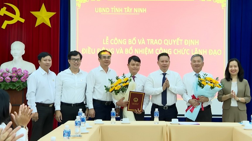 Ông Nguyễn Thanh Ngọc trao quyết định bổ nhiệm ông Kiều Công Minh (thứ 4 từ trái sang) giữ chức Giám đốc Sở Kế hoạch và đầu tư.