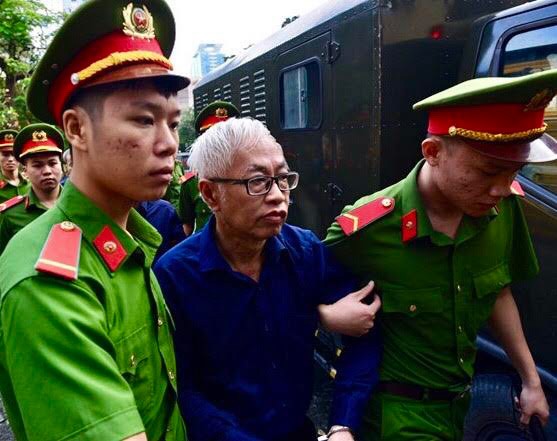 Ông Trần Phương Bình, cựu Tổng giám đốc Ngân hàng Đông Á tới phiên tòa xét xử tại Tòa án Nhân dân TP. HCM.