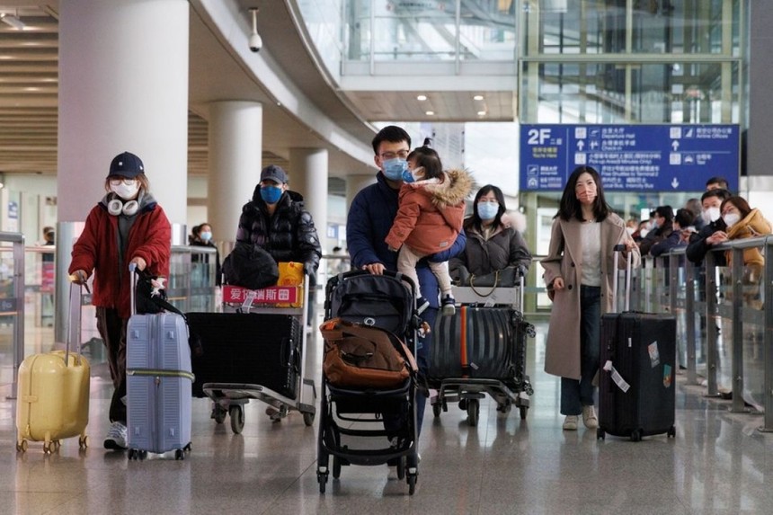 Hành khách đến quốc tế tại Sân bay Quốc tế Thủ đô Bắc Kinh của Trung Quốc vào ngày 8/1/2022. Ảnh: Reuters.