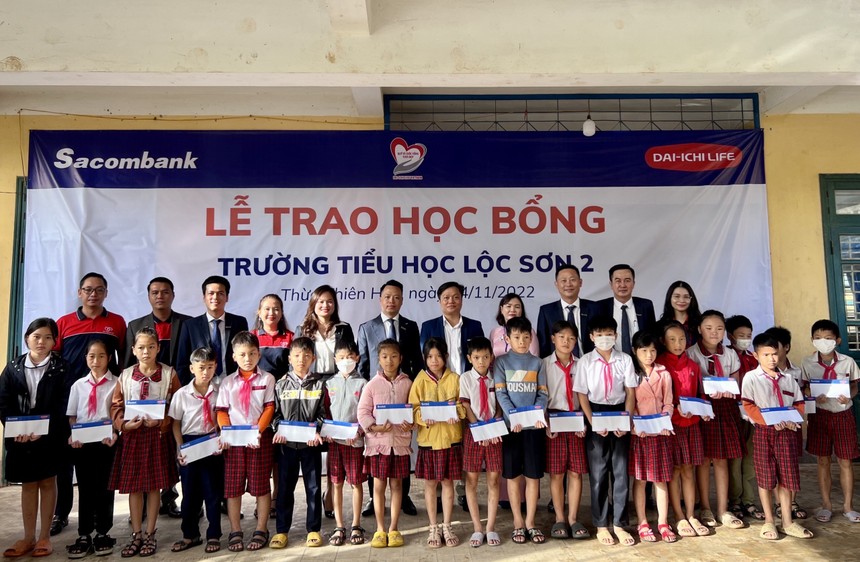 Dai-ichi Life Việt Nam và Sacombank đã trao tặng 250 suất học bổng với tổng trị giá 250 triệu đồng cho 250 học sinh hiếu học có hoàn cảnh khó khăn.