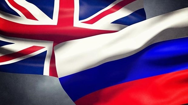Cờ Anh (trái) và cờ Nga. (Nguồn: AA)