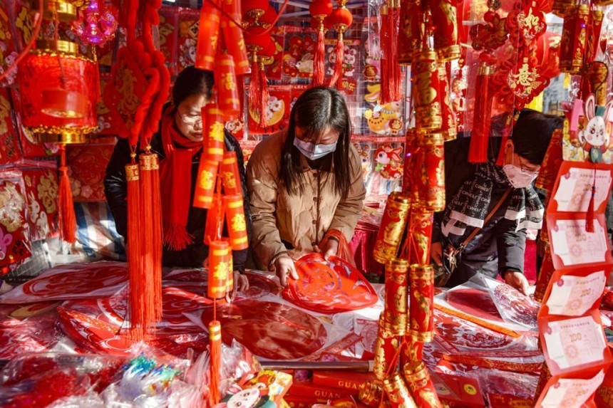 Người dân Trung Quốc mua đồ trang trí đón Tết Nguyên đá 2023. (Ảnh: Getty)
