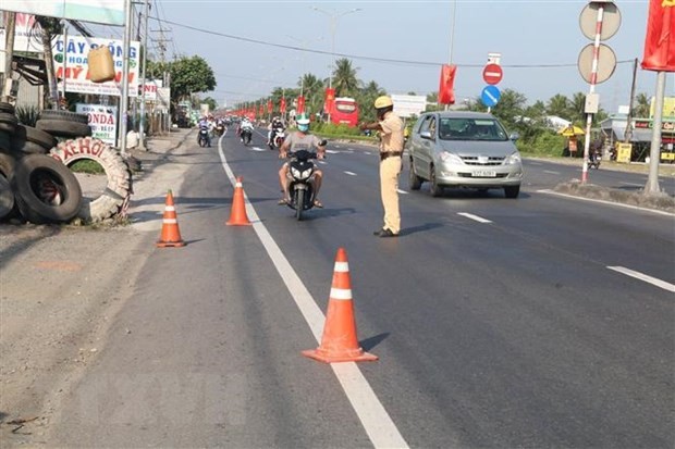 Kiểm tra phương tiện xe môtô lưu thông trên Quốc lộ 1 thuộc huyện Châu Thành, Tiền Giang. (Ảnh: Minh Trí/TTXVN).