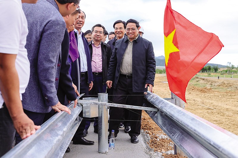 Thủ tướng Chính phủ kiểm tra Dự án cao tốc Nha Trang - Cam Lâm. Ảnh: Nhật Bắc.