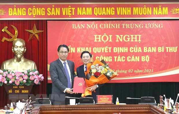 Ông Phan Thăng An, Phó Trưởng Ban Tổ chức Trung ương, trao Quyết định bổ nhiệm Phó Trưởng Ban Nội chính Trung ương cho đồng chí Đặng Văn Dũng. (Ảnh: Phương Hoa/TTXVN).