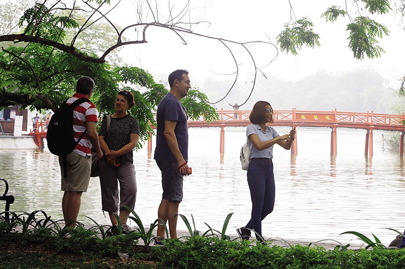 Khác hẳn với giai đoạn trước đại dịch, khách du lịch Trung Quốc vắng bóng tại Hà Nội. Ảnh: Đức Thanh.