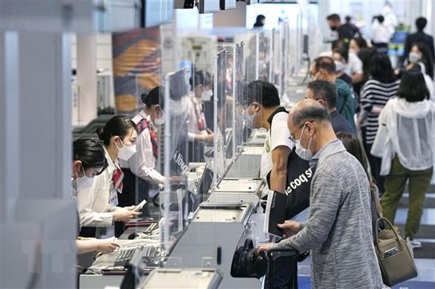 Hành khách làm thủ tục tại sân bay Haneda ở Tokyo, Nhật Bản. (Ảnh: Kyodo/TTXVN).