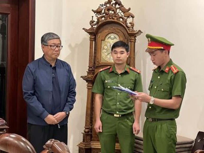 Ông Nguyễn Quang Vinh nghe cơ quan công an tống đạt lệnh khởi tố, lệnh bắt tạm giam.
