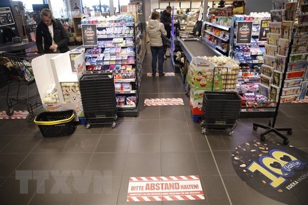 Người dân mua hàng tại một siêu thị ở Berlin, Đức. (Ảnh: AFP/TTXVN)