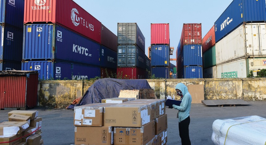 Vận tải là một phần quan trọng của nền kinh tế toàn cầu, với 11 tỷ tấn hàng hóa được vận chuyển mỗi năm.