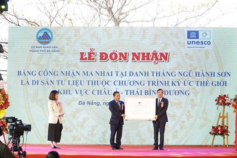 Ông Lê Trung Chinh, Chủ tịch UBND TP. Đà Nẵng nhận bằng công nhận từ đại diện Bộ Văn hóa, Thể thao và Du lịch.