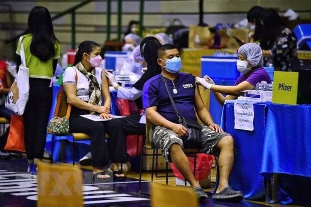 Nhân viên y tế tiêm vaccine ngừa COVID-19 cho người dân tại Bangkok, Thái Lan. (Ảnh: AFP/TTXVN).