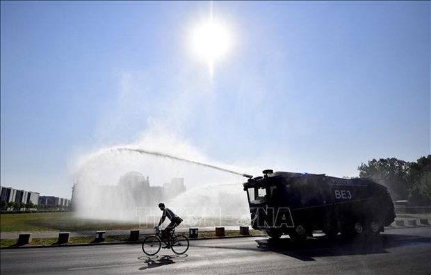 Cảnh sát Berlin phun nước hạ nhiệt do thời tiết nóng bức trước tòa nhà Hạ viện ở thủ đô. (Ảnh tư liệu: AFP/TTXVN)