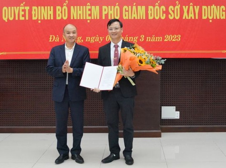 Ông Lê Quang Nam (trái), Phó Chủ tịch UBND thành phố Đà Nẵng trao quyết định bổ nhiệm ông Lê Văn Tuấn, Phó Giám đốc Sở Xây dựng.