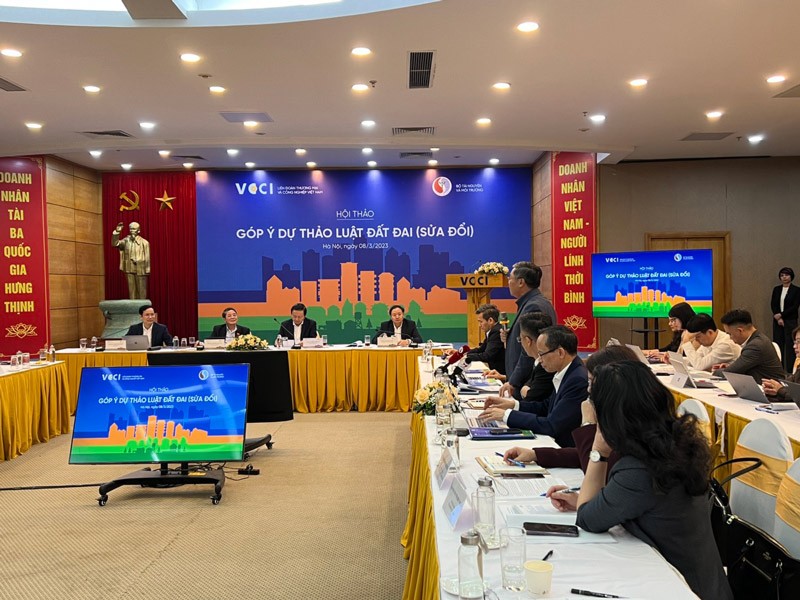 Phó chủ tịch Quốc hội Nguyễn Đức Hải, Phó thủ tướng Trần Hồng Hà trực tiếp nghe các chuyên gia, doanh nhân góp ý.