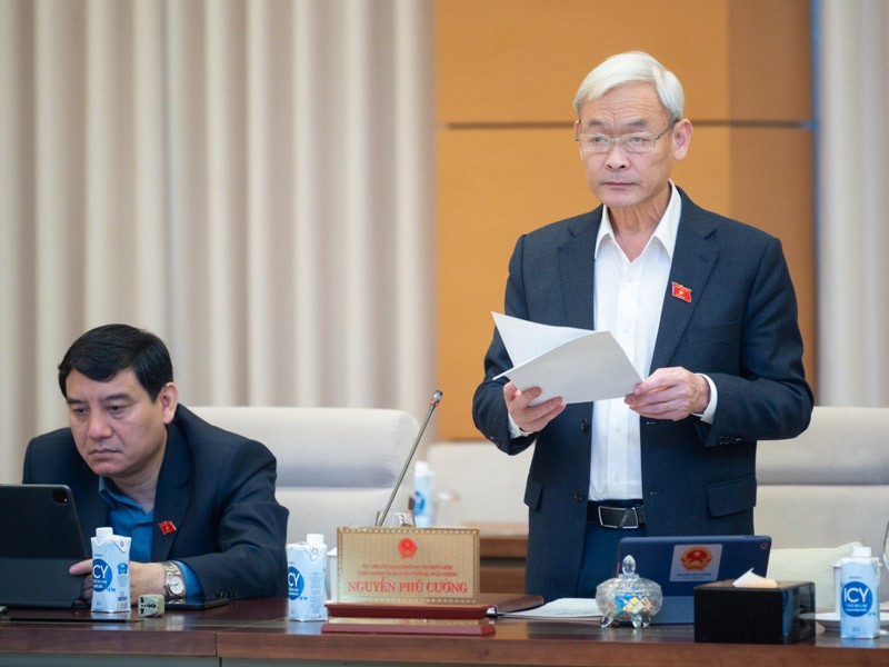 Chủ nhiệm Ủy ban Tài chính - Ngân sách Nguyễn Phú Cường báo cáo tại phiên họp.