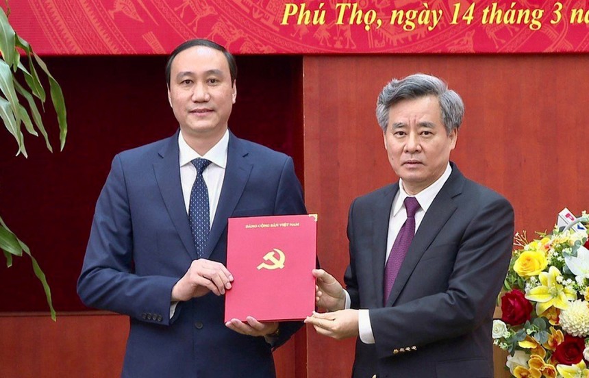 Ông Nguyễn Quang Dương - Phó Trưởng Ban Tổ chức Trung ương trao quyết định cho Phó Bí thư Tỉnh ủy Phùng Khánh Tài. (ảnh: Báo Phú Thọ)