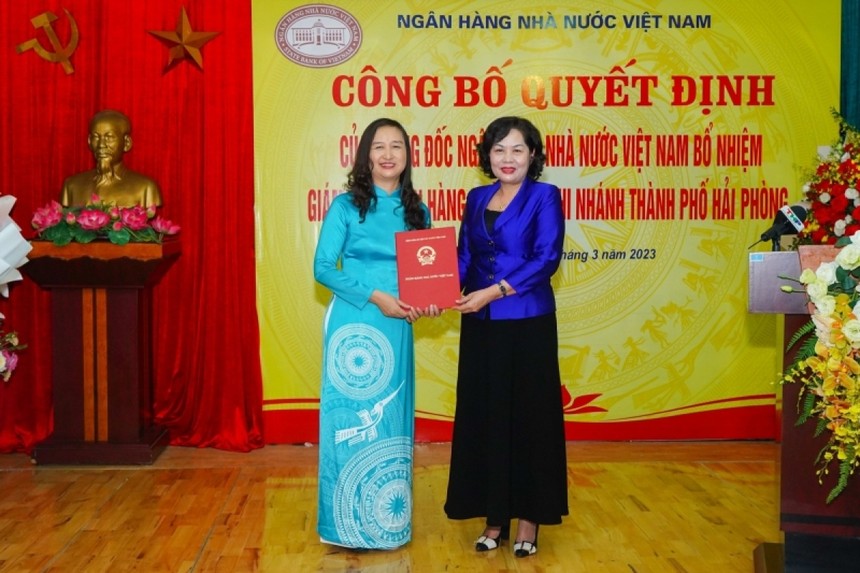 Thống đốc NHNN Nguyễn Thị Hồng trao Quyết định cho bà Nguyễn Thị Dung, Tân Giám đốc NHNN Chi nhánh Hải Phòng (bên trái ảnh).