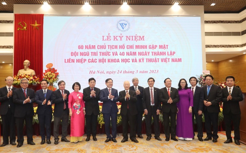 Tổng Bí thư Nguyễn Phú Trọng và đại diện Liên hiệp các Hội Khoa học và Kỹ thuật Việt Nam và các trí thức.