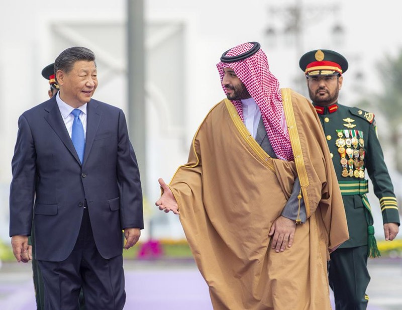 Chủ tịch Trung Quốc, Tập Cận Bình (trái) được chào đón bởi Thái tử của Ả Rập Xê Út Mohammed bin Salman Al Saud (phải) tại Cung điện Yamamah ở Riyadh, Ả Rập Xê Út vào ngày 8/12/2022. Ảnh: Forbes.