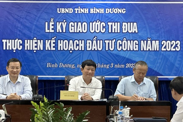 Ông Võ Văn Minh (ngồi giữa), Chủ tịch UBND tỉnh Bình Dương ký kết bản giao ước thi đua thực hiện kế hoạch đầu tư công năm 2023 với 31 chủ đầu tư.