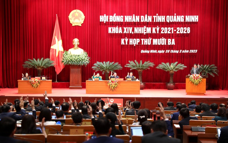 Các đại biểu HĐND tỉnh Quảng Ninh biểu quyết thông qua nghị quyết tại kỳ họp.