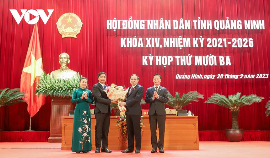Thường trực HĐND tỉnh Quảng Ninh chúc mừng tân Phó Chủ tịch UBND tỉnh Quảng Ninh Vũ Văn Diện (thứ 2 từ trái sang)