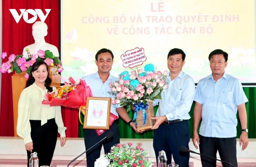 Chủ tịch tỉnh Đồng Tháp trao Quyết định và tặng hoa chúc mừng.