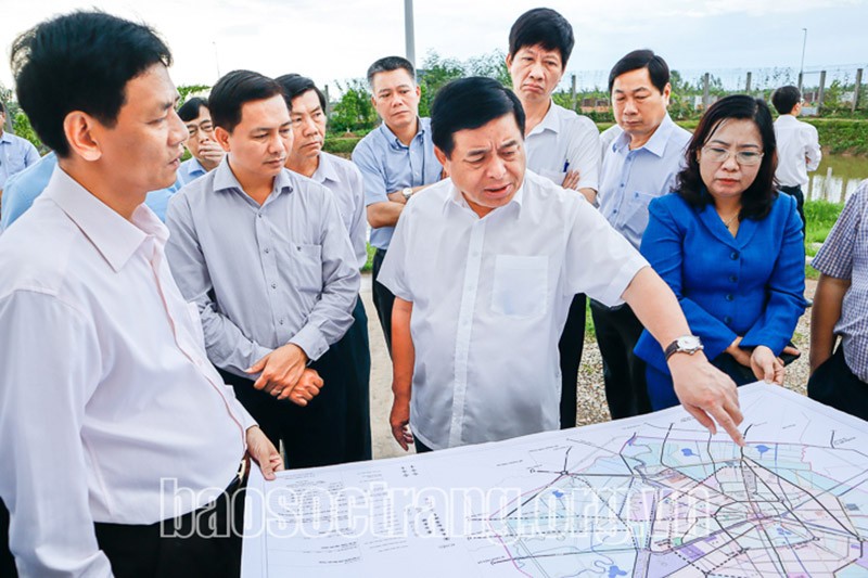 Bộ trưởng Bộ Kế hoạch và Đầu tư Nguyễn Chí Dũng (giữa) kiểm tra tiến độ các dự án giao thông trọng điểm trên địa bàn tỉnh Sóc Trăng (ảnh: Báo Sóc Trăng online).