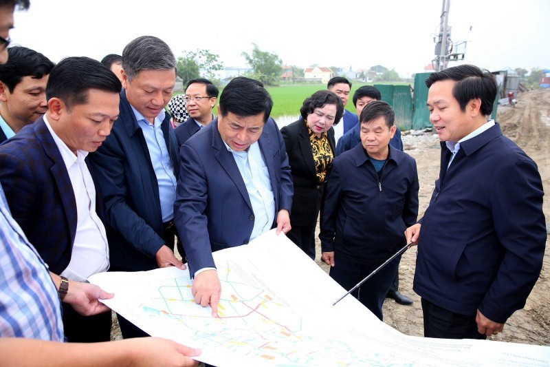 Để thúc đẩy giải ngân vốn đầu tư công, Bộ trưởng Nguyễn Chí Dũng đã xuống các địa phương, vào các dự án để tháo gỡ khó khăn, đẩy nhanh tiến độ triển khai.