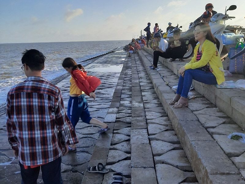 Công trình xây dựng bờ kè giảm sóng biển Cồn Nhàn, xã Bảo Thuận, huyện Ba Tri, tỉnh Bến Tre vừa chống sạt lở vừa trở thành điểm tham quan du lịch hấp dẫn của địa phương.