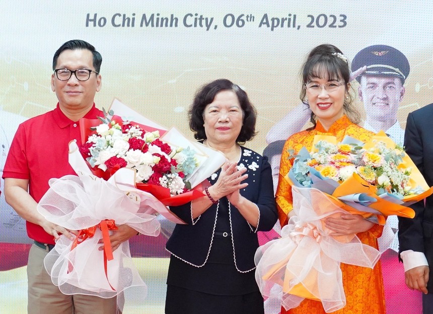 Tân Chủ tịch HĐQT Nguyễn Thị Phương Thảo (ngoài cùng bên phải) và tân Tổng giám đốc Vietjet Đinh Việt Phương (ngoài cùng bên trái).