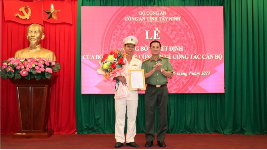 Giám đốc Công an tỉnh Tây Ninh Nguyễn Văn Trãi (phải) thừa ủy quyền Bộ Công an trao quyết định cho Đại tá Hồ Thành Hiên (Ảnh: H. Thủy)