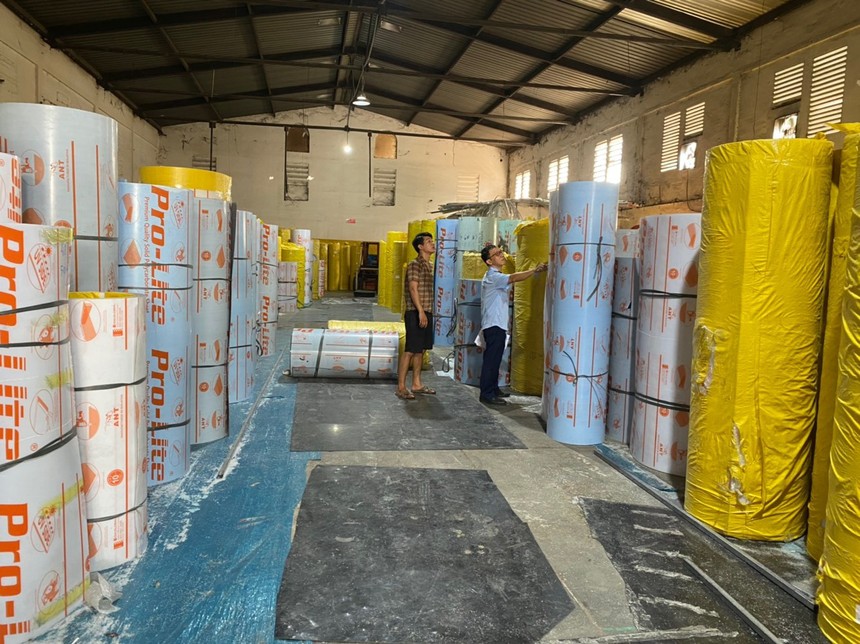 Lực lượng quản lý thị trường TP.HCM kiểm tra và thu giữ hơn 10.000 m2 tấm lợp lấy sáng Polycarbonate tại 02 chi nhánh của Công ty ANT vì nghi nhập lậu.