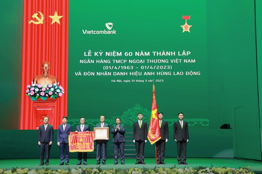 Đ/c Phạm Minh Chính - Ủy viên Bộ Chính trị, Thủ tướng Chính phủ nước Cộng hòa xã hội chủ nghĩa Việt Nam (thứ 4 từ phải sang) trao tặng Bằng khen và cờ danh hiệu Anh hùng Lao động cho lãnh đạo Vietcombank.