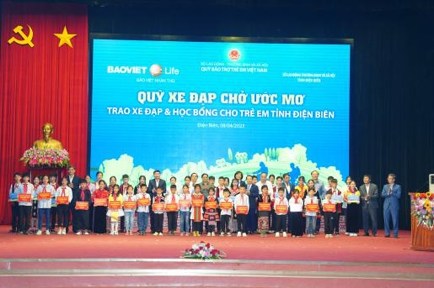 Đại diện 400 em học sinh nhận học bổng từ “Quỹ xe đạp chở ước mơ” của Bảo Việt Nhân thọ vinh dự chụp hình cùng Thủ tướng Phạm Minh Chính.