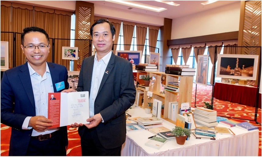 Lãnh đạo KCM tặng sách cho đại biểu tham dự Đại hội Công đoàn KCM nhiệm kỳ 2023-2028.